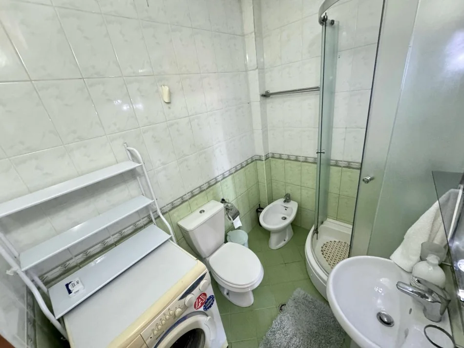 Tirane, jepet me qera apartament 2+1+Ballkon Kati 2, 100 m² 550 € (Rruga e Durresit)