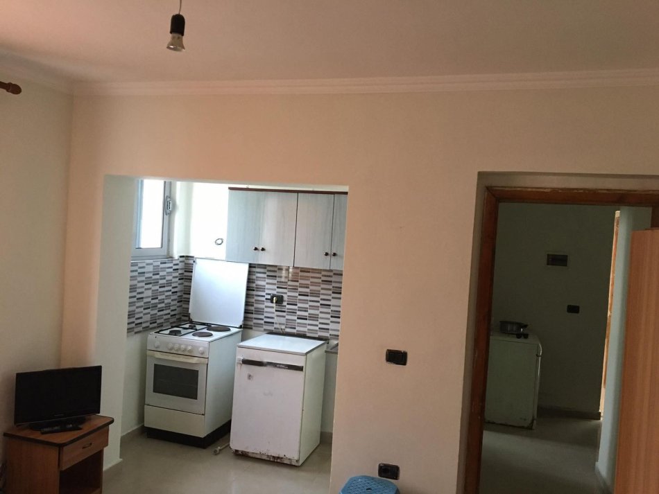 Tirane, jap me qera garsonier 1+1 Kati 0, 40 m² 220 € (Rruga Hamdi Cenojmeri)