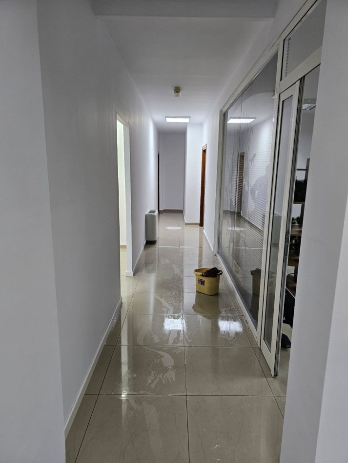 Tirane, jepet me qera zyre Kati 5, 300 m² 2.700 € (Selvia)
