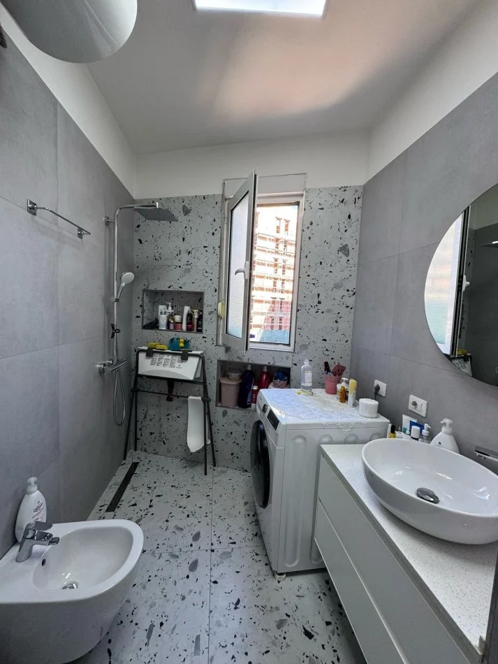 Tirane, shitet apartament 2+1+Ballkon Kati 6, 94 m² 235.000 € (Kompleksi Kontakt)