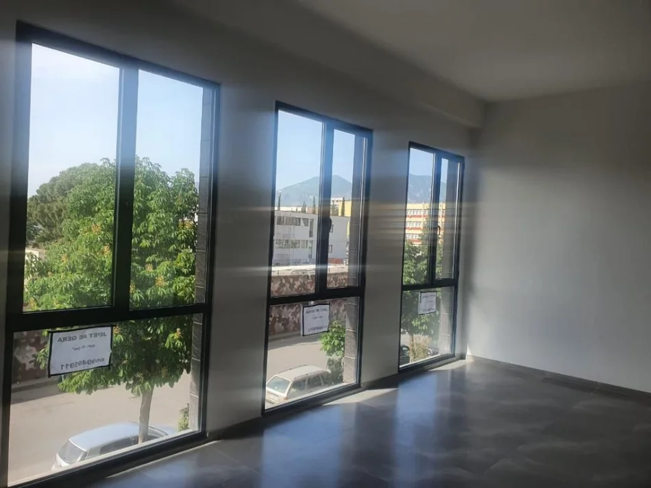 Tirane, shitet ambjent biznesi Kati 1, 59.3 m² 177900 € (Rrugen “Kongresi Manastirit", Kompleksi Zirkon)
