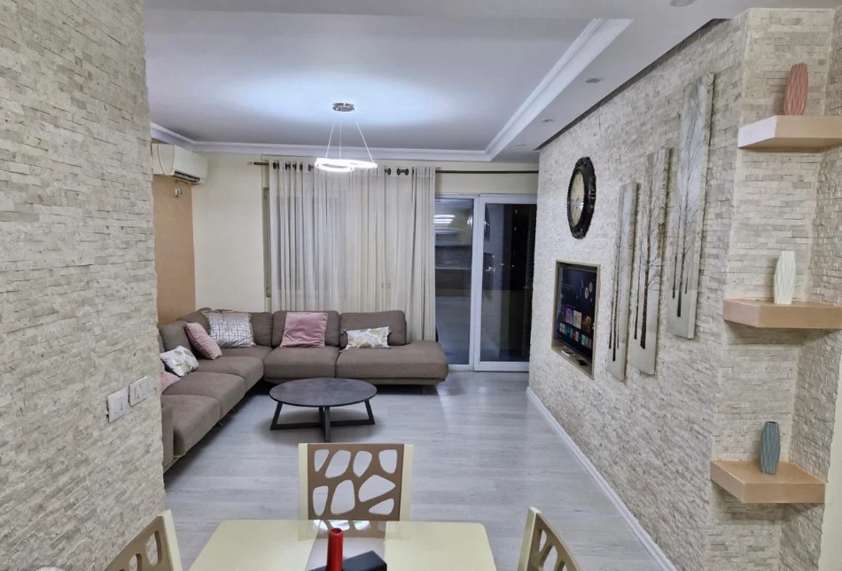 Tirane, shitet apartament 3+1 Kati 4, 126 m² 209.000 € (Xhamlliku)