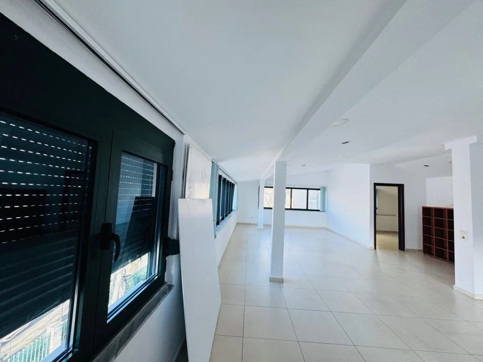 Shqiperi, jepet me qera zyre Kati 2, 230 m² 2.000 € (Ambient Zyre me qera ne zonen e Brrylit)