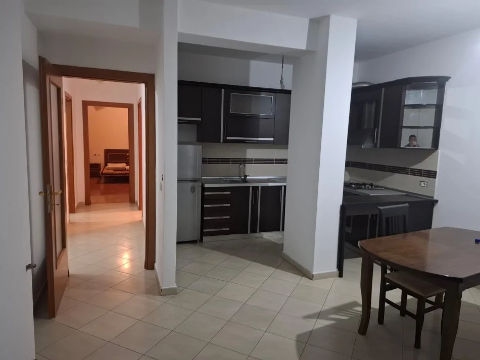 Tirane, jepet me qera apartament 2+1+Ballkon Kati 5, 120 m² 600 € (Komuna e parisit, Kristal Center , Pallati i Conad)