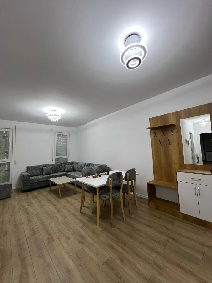 Tirane, jepet me qera apartament 2+1+Ballkon Kati 3, 94 m² 450 € (Gryka Kacanikut Univers City I Sapomobiluar)