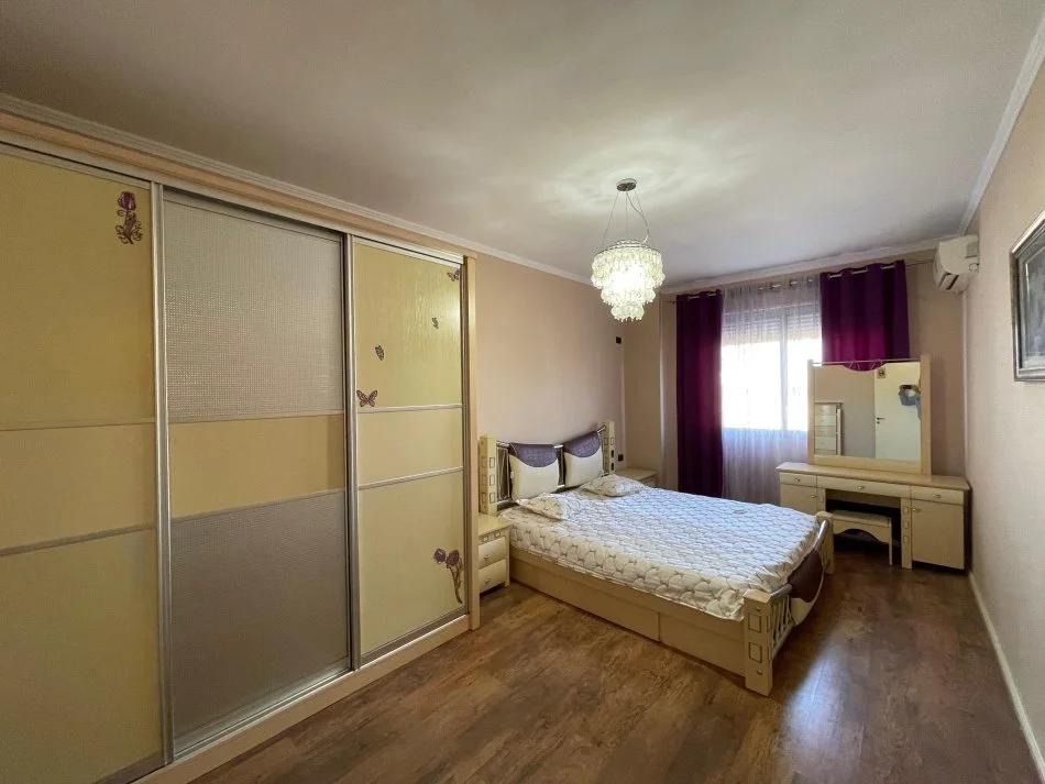 Tirane, jepet me qera apartament 2+1 Kati 2, 100 m² 420 € 