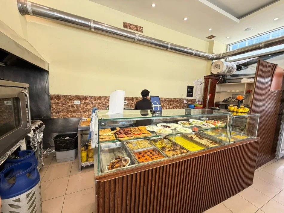 Tirane, jepet me qera bar-resorant Kati 0, 99 m² 600 € (zogu i zi)