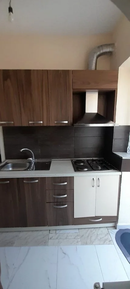 Grasoniere me qera tek Stacioni i Trenit/Dispanceria (30,000 Leke)