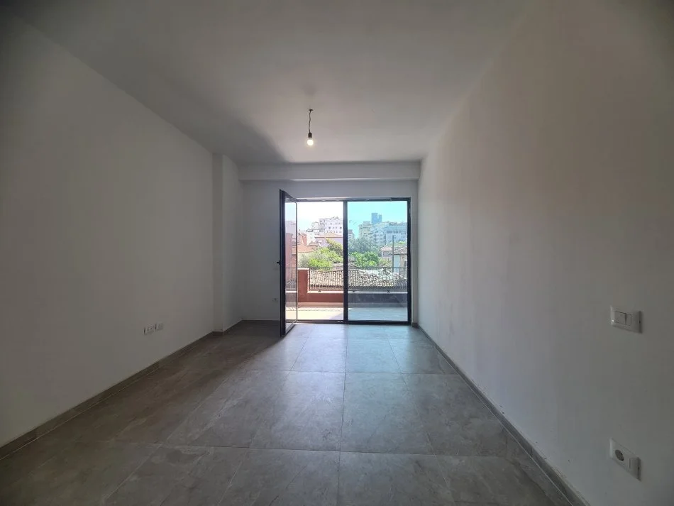 Tirane, shitet apartament 2+1+Ballkon Kati 1, 97 m² 225.000 € (Rruga Myslym Shyri)