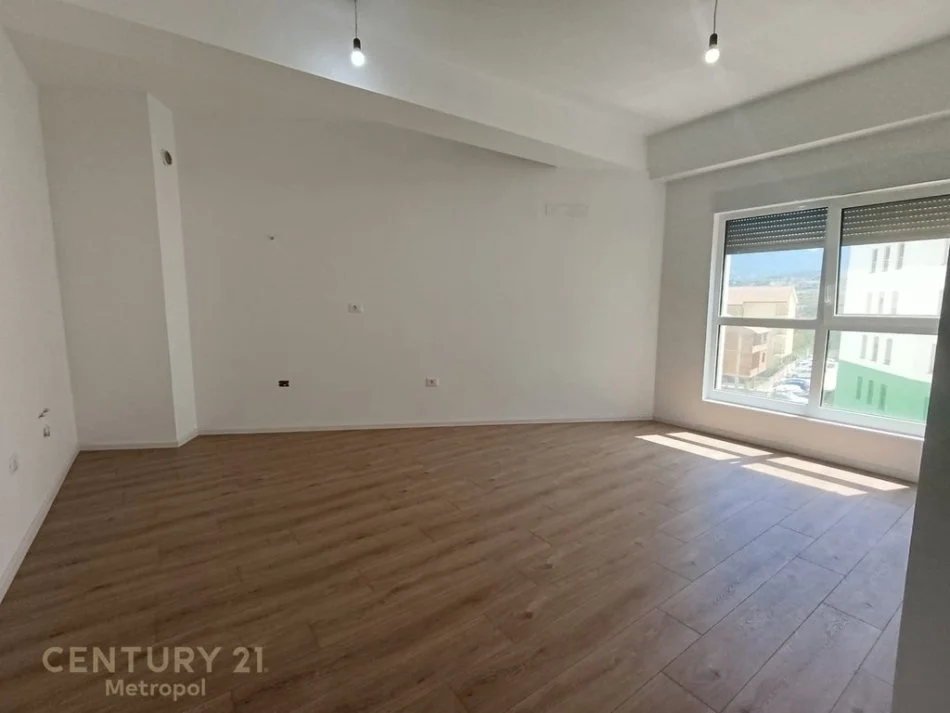 Tirane, shes apartament 1+1 Kati 5, 60 m² 103.000 € (ali demi)