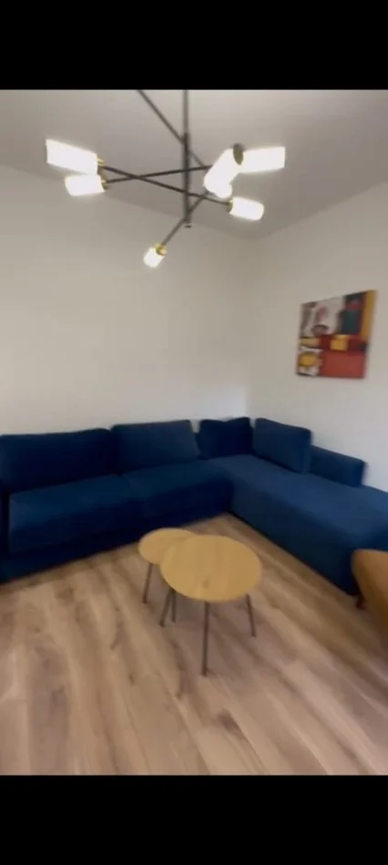 Super apartament 2+1+parkim me qera tek Komuna e Parisit (700 Euro)