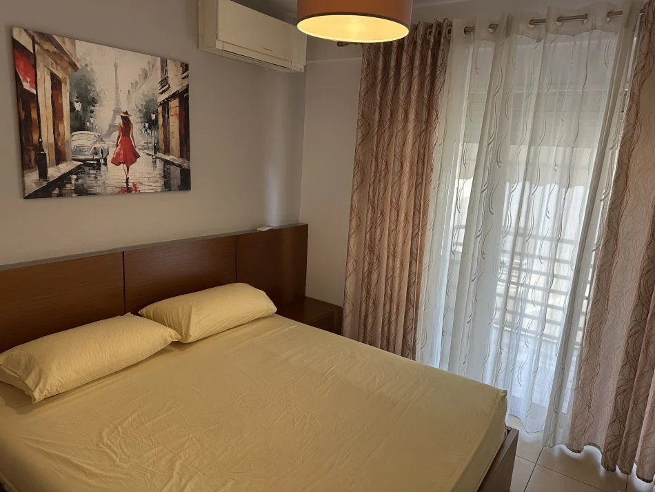 Tirane, jepet me qera apartament 1+1+Ballkon Kati 4, 70 m² 680 € (RRUGA 5 MAJI)