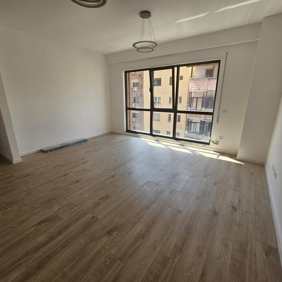 Tirane, jepet me qera zyre Kati 3, 64 m² 950 € (Myslym Shyri)