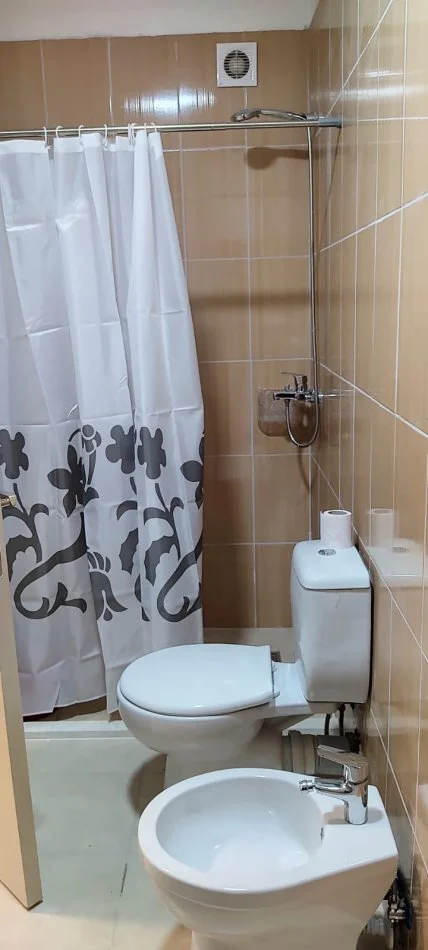 Tirane, jepet me qera apartament 2+1+Ballkon Kati 4, 120 m² 500 € (ne fund te rruges 5 Maj)