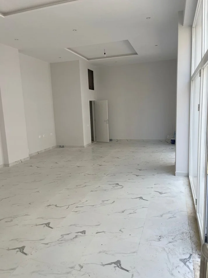 Tirane, jepet me qera dyqan Kati 0, 80 m² 700 € (Rruga e Dafinave)