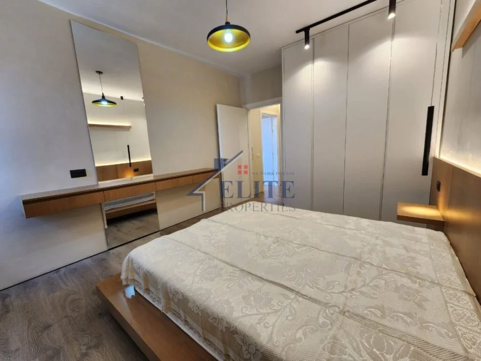 Tirane, jepet me qera apartament 1+1+Ballkon Kati 6, 74 m² 500 € (Pallatet Cabej)