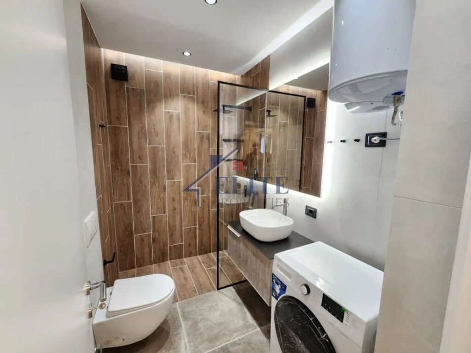 Tirane, jepet me qera apartament 1+1+Ballkon Kati 6, 74 m² 500 € (Pallatet Cabej)
