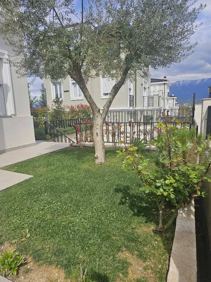 Tirane, jepet me qera Vile 3 Katshe , 170 m² 2.500 € (Vila Lule,TEG)