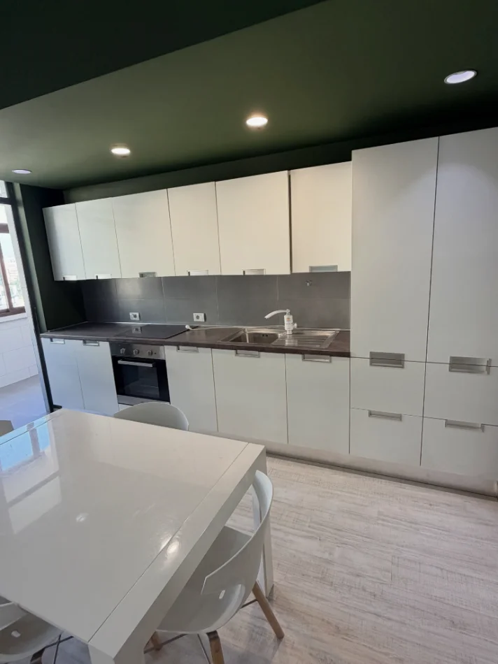 Shqiperi, jepet me qera apartament 2+1+Ballkon Kati 10, 100 m² 800 € (zogu i pare)