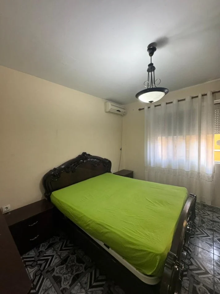 Tirane, jepet me qera apartament 1+1+Ballkon Kati 3, 65 m² 400 € (Rruga e Kavajes , prane condor center , prane xhino bar)