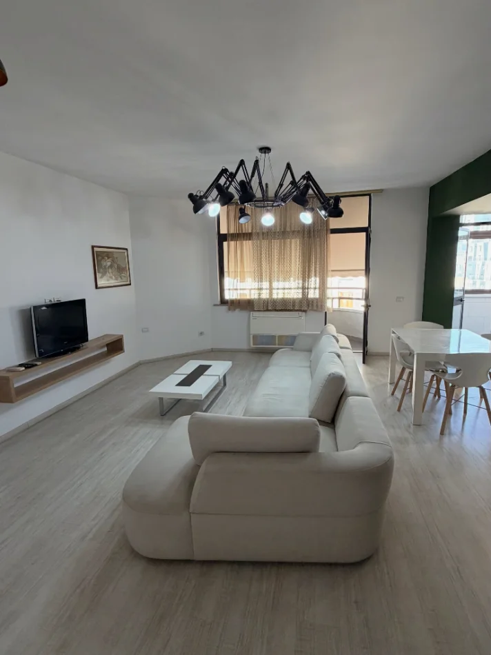 Shqiperi, jepet me qera apartament 2+1+Ballkon Kati 10, 100 m² 800 € (zogu i pare)