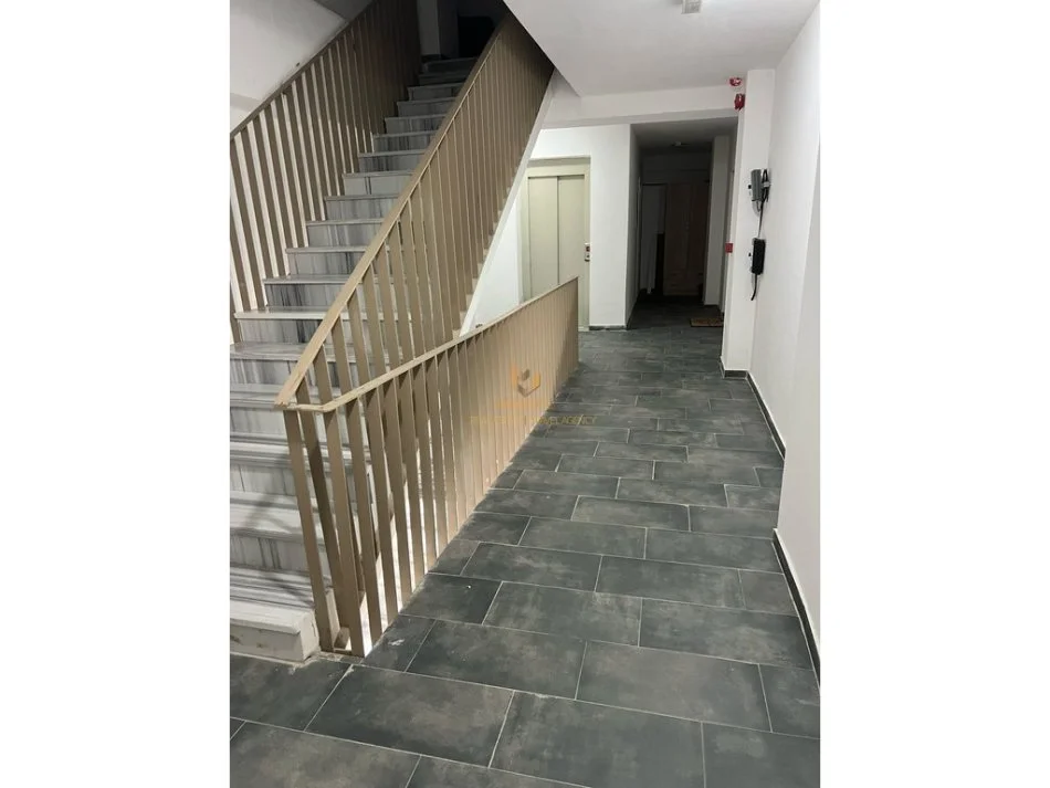 Tirane, shitet apartament 2+1+Ballkon Kati 1, 135 m² 202.500 € (rruga 5 maji)