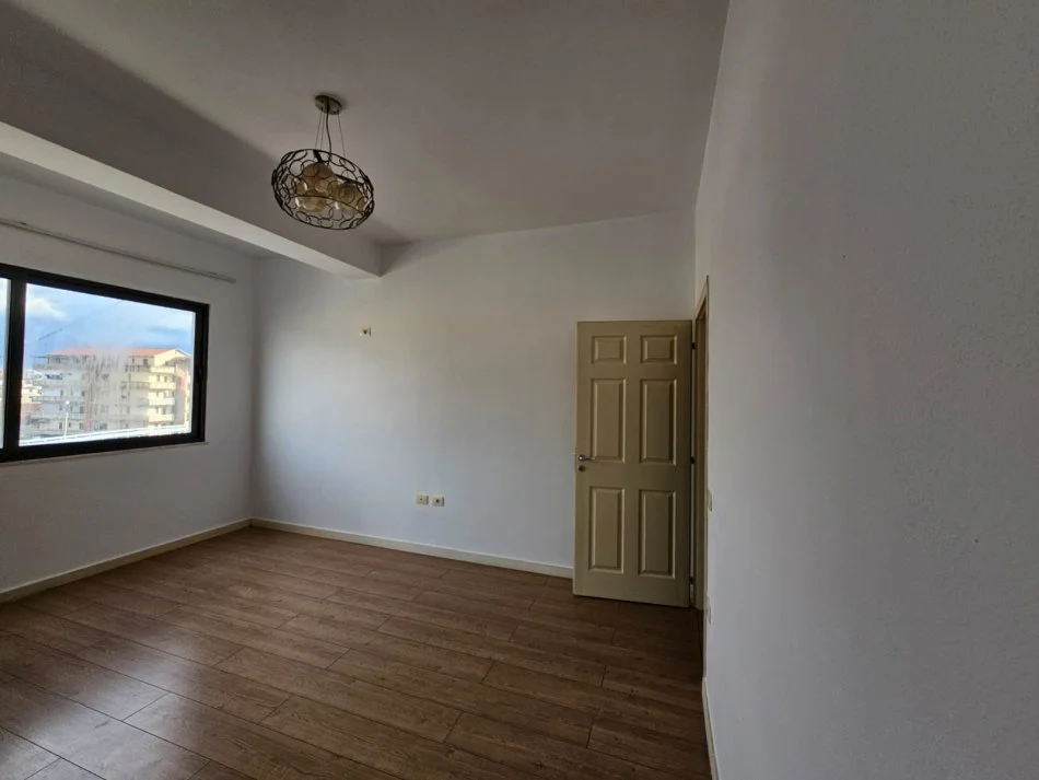 Shqiperi, jepet me qera apartament 2+1+Ballkon Kati 2, 113 m² 400 € (BUZE UNAZE)