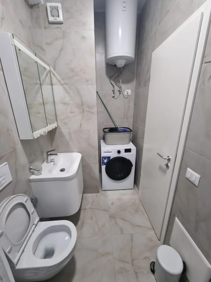 Tirane, jepet me qera apartament 1+1 Kati 8 cmimi 400 € (Pasho hysa)