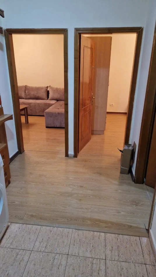 Tirane, jepet me qera apartament 2+1 Kati 1, 74 m² 500 € (Hysen Gjura)