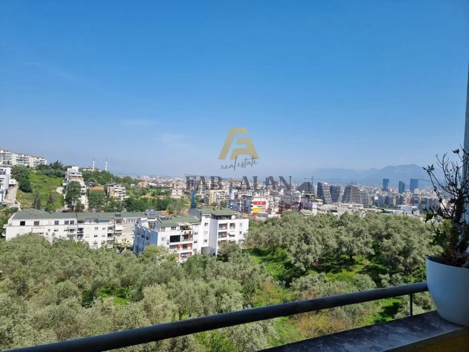 Tirane, jepet me qera apartament 3+1+3, 210 m² 1.000 € (Liqeni i Thate)