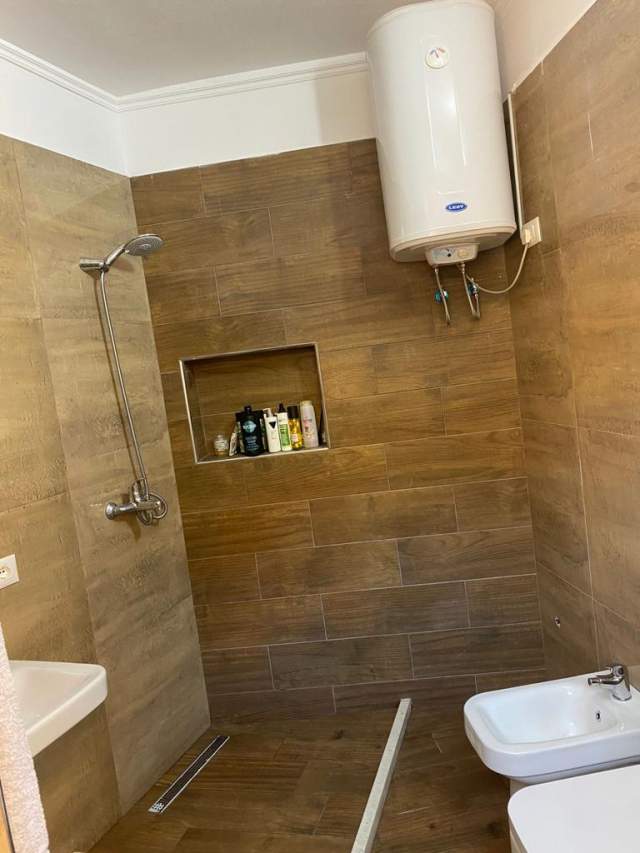 Tirane, jepet me qera apartament 1+1+BLK Kati 2, 70 m² 400 Euro (Kopeshti Botanik prane Xhamise)