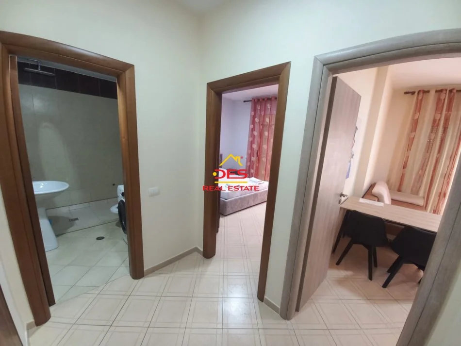 Vlore, jepet me qera apartament 1+1+Ballkon Kati 2, 70 m² 300 € (Rruga Murat Tërbaçi)