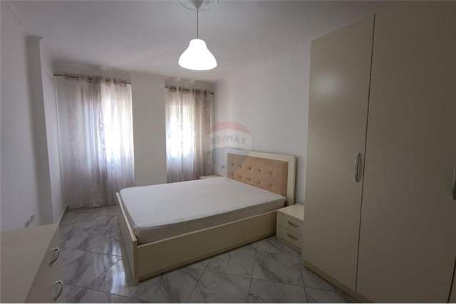 Tirane, jepet me qera apartament 1+1 75 m² 450 Euro (Zogu i zi)