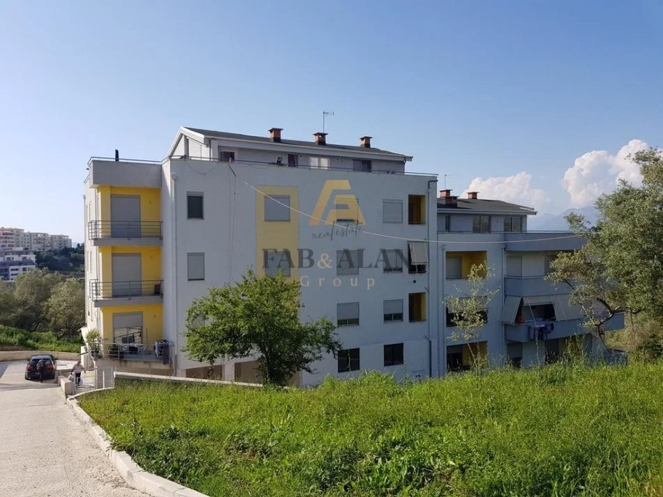 Tirane, jepet me qera apartament 3+1+3, 210 m² 1.000 € (Liqeni i Thate)