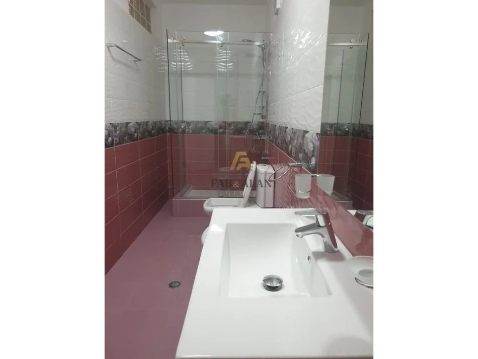 Tirane, jepet me qera apartament 3+1+3, 210 m² 1.000 € (Liqeni i Thate)