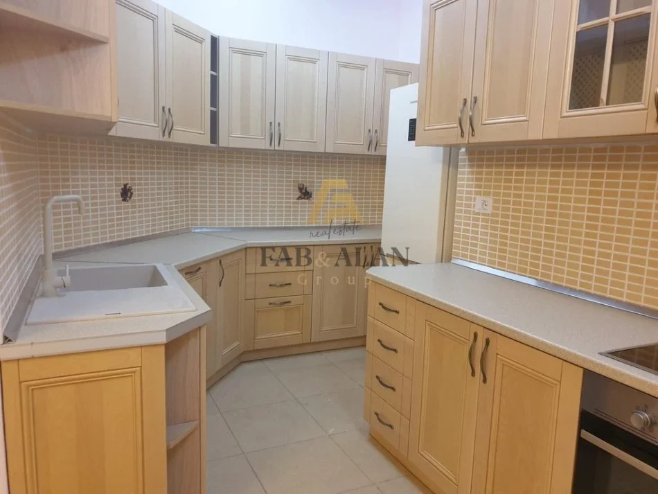 Tirane, jepet me qera apartament 3+1+3, 210 m² 1.000 € (Liqeni i Thate)