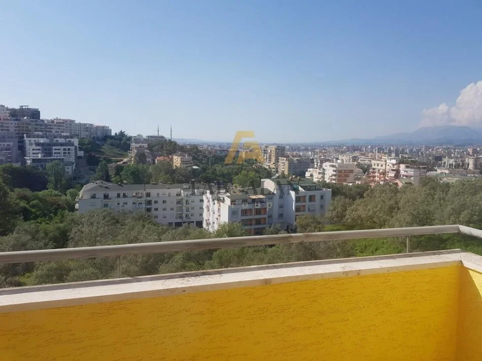 Tirane, jepet me qera apartament 3+1+3, 210 m² 1.000 € (Liqeni i Thate)