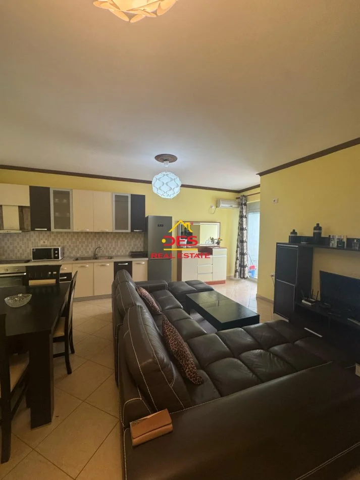 Vlore, jepet me qera apartament 1+1+Ballkon Kati 6, 75 m² 500 € (Rruga Murat Tërbaçi)