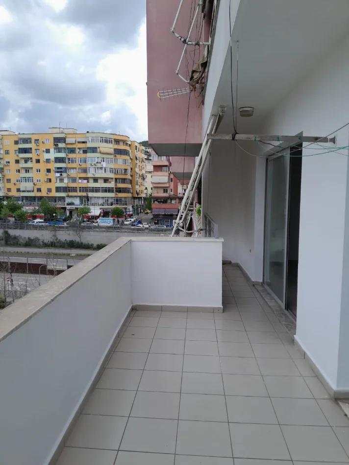 Tirane, jepet me qera apartament 2+1 Kati 5, 100 m² 450 € (Kristal Center)