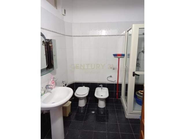 Durres, jepet me qera apartament 2+1 Kati 8, 107 m² 300 Euro