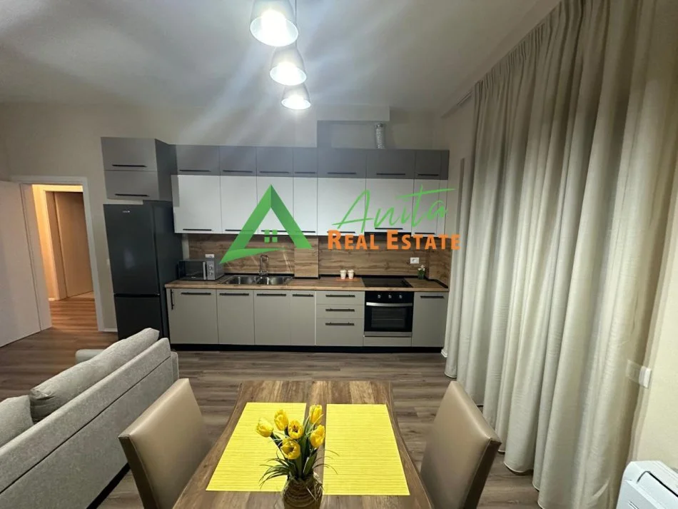 Tirane, jepet me qera apartament 2+1+Ballkon Kati 8, 110 m² 700 € (Pazari i Ri)