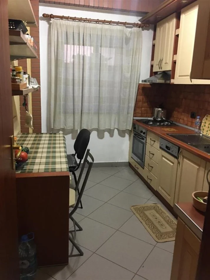 Tirane, jepet me qera apartament 1+1+Ballkon Kati 3, 80 m² 500 € (rruga Mine Peza)