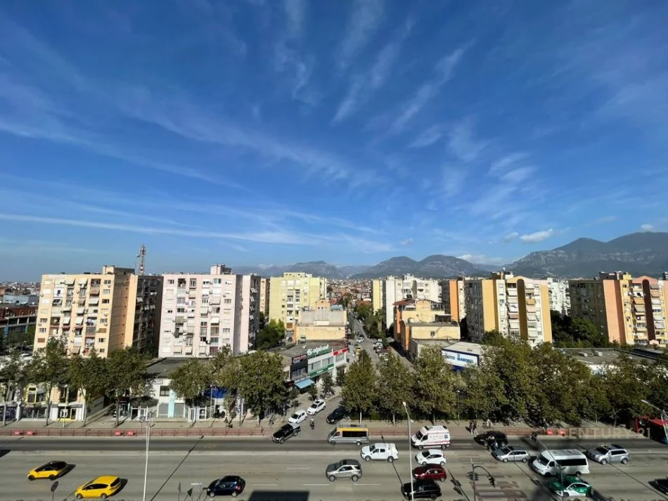 Tirane, jepet me qera apartament 2+1 Kati 4, 95 m² 450 € (Laprake)