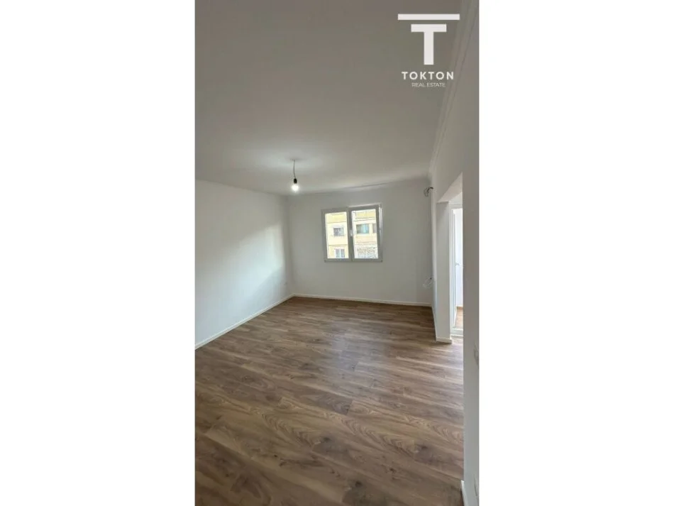 Tirane, shes apartament 2+1+Ballkon Kati 4, 75 m² 148.000 € (Rruga e Kavajes)