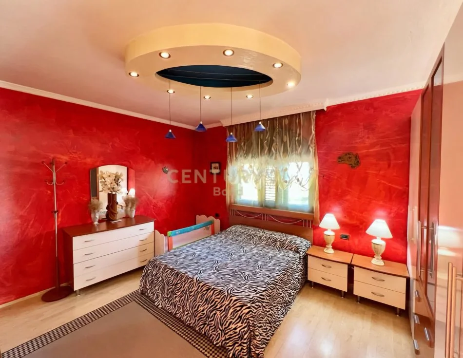 Tirane, jepet me qera Vile 5+1+Aneks+Ballkon Kati 4, 430 m² 2.000 € (Ali Demi)