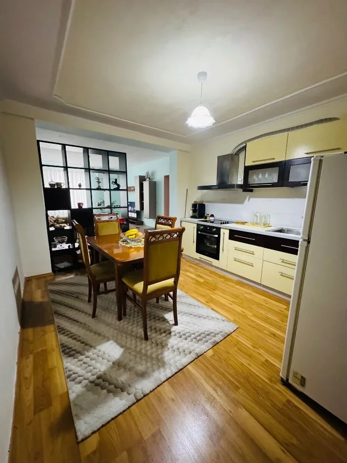 Tirane, jepet me qera apartament 1+1 Kati 5, 500 € (Rruga Kosovareve)