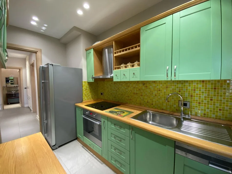 Tirane, jepet me qera apartament 2+1+Ballkon Kati 8, 1.700 € (prane Kryeministrise)