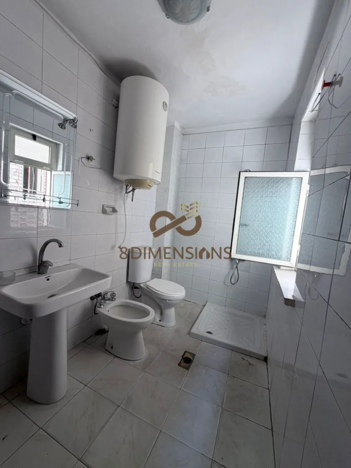 Shitet Apartament 2+1 ne rrugen Petro Nini Luarasi, prane Shkolles se Baletit (D8142Z-23)