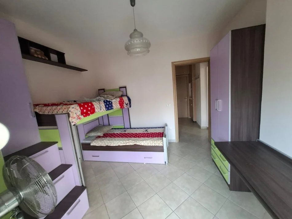 Tirane, jepet me qera apartament 2+1 Kati 4, 90 m² 650 € (Zogu Zi)