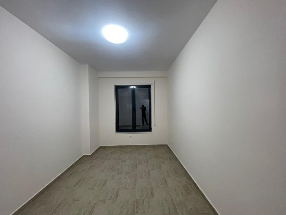 Tirane, jepet me qera zyre Kati 3, 110 m² 700 € (Rruga Karl Gega)